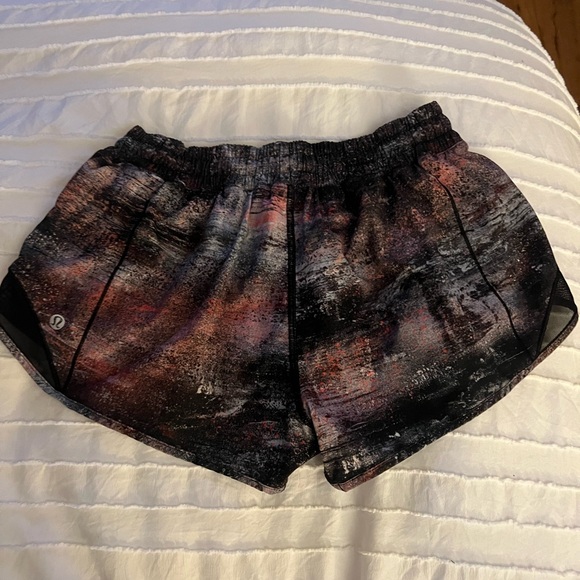 RARE Lululemon hotty hot shorts - Picture 3 of 3
